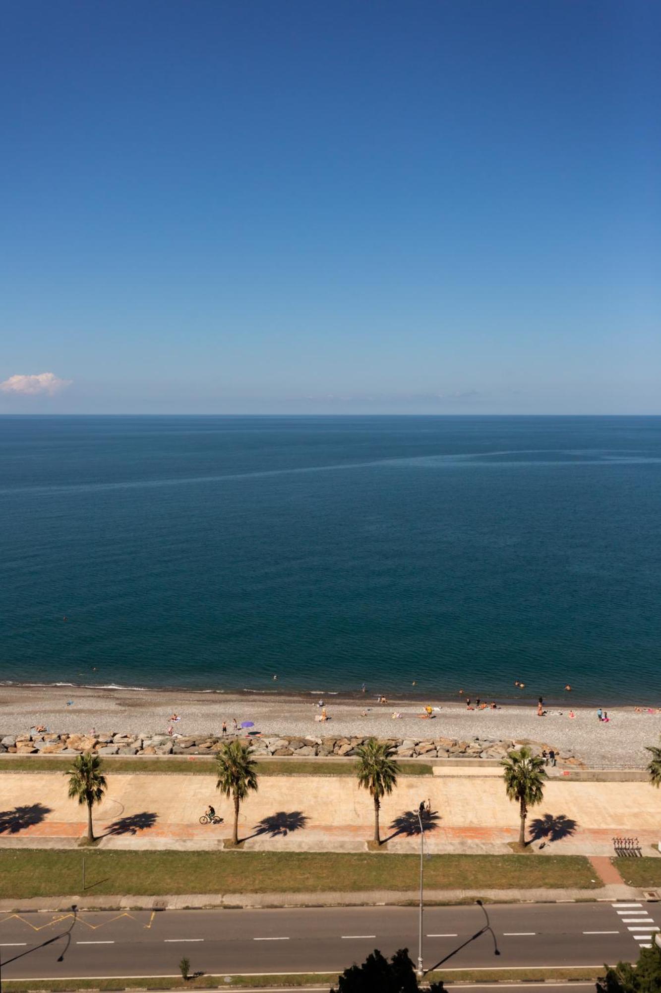 G-Point New Beach バトゥーミ エクステリア 写真